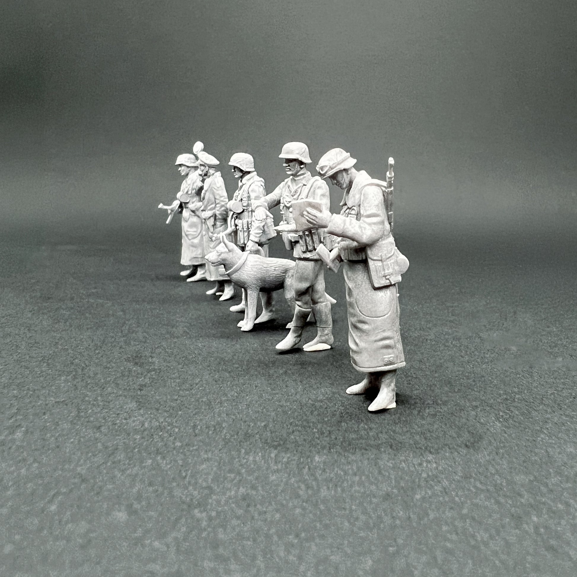 1/72 Figurines en résine 25 mm – Policiers allemands Feldgendarme | War Models Kit